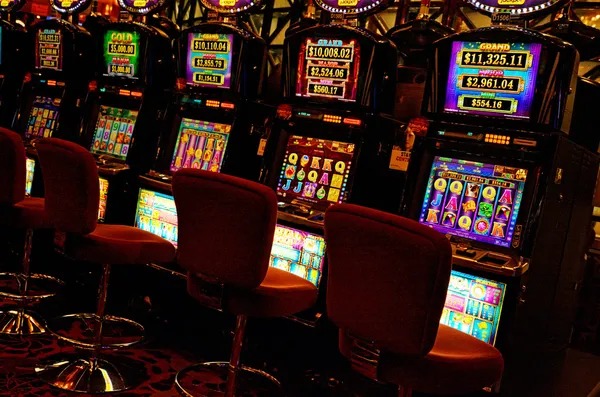 Live dealer at a doremi China Pools roulette table with HD streaming and multi-camera setup